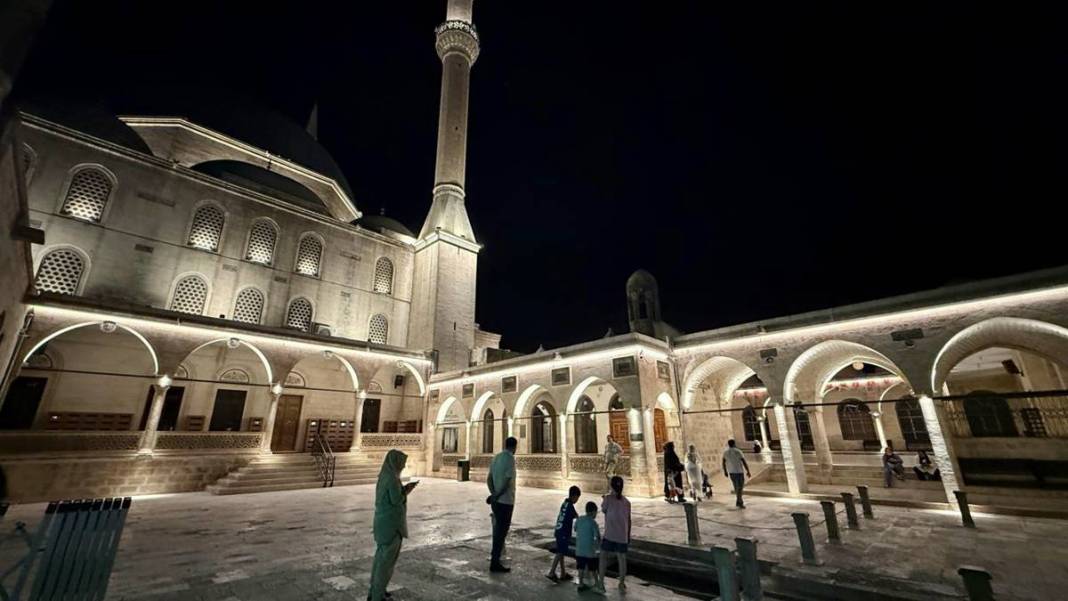 Gündüz sıcağından kaçan kültür meraklıları tarihi alanları gece serinliğinde görme fırsatı yakalıyor 1